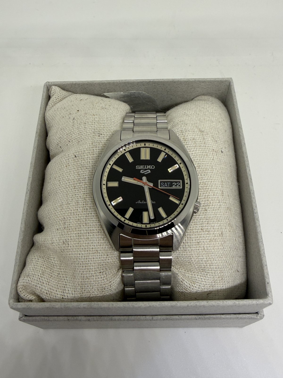 Seiko 5 Sports de esfera negra en su caja